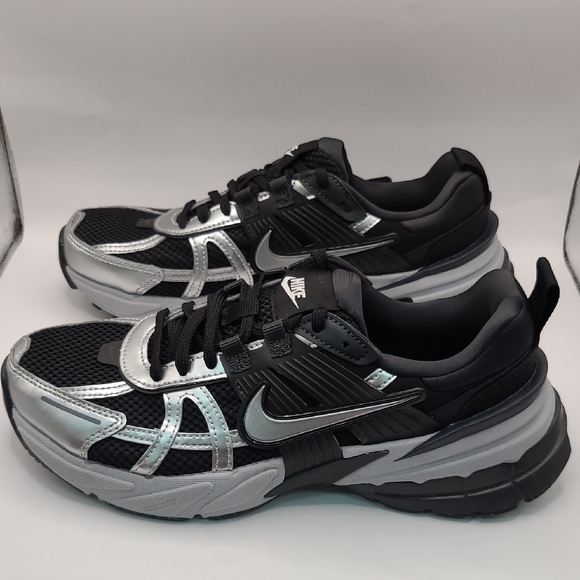 NEW Nike V2K Run Sneakers - Black Metallic Silver Size Women's 7.5 Men's 6 - Picture 1 of 10